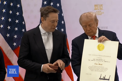 Tổng thống Trump trao huân chương cho Elon Musk