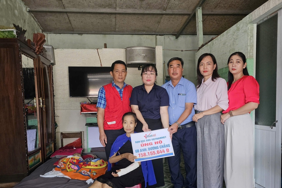Trao hơn 158 triệu đồng đến gia đình có vợ bị tai nạn, con bại não 22 năm
