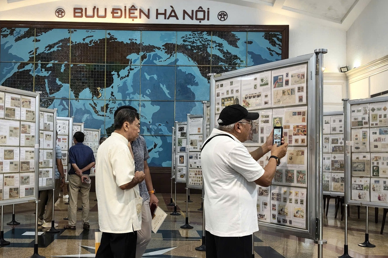 Trưng bày 22 bộ sưu tập tem tái hiện hình ảnh 'Hà Nội ngàn năm văn hiến'