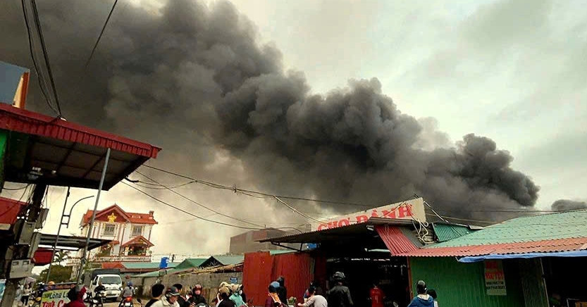 Bản tin sáng 1/2: Nhiều ki-ốt tại chợ Dành ở Hưng Yên bị thiêu rụi