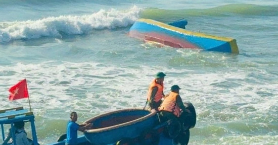 Bản tin chiều 1/2: Tàu cá chở 5 người bị sóng đánh chìm ở cửa biển La Gi