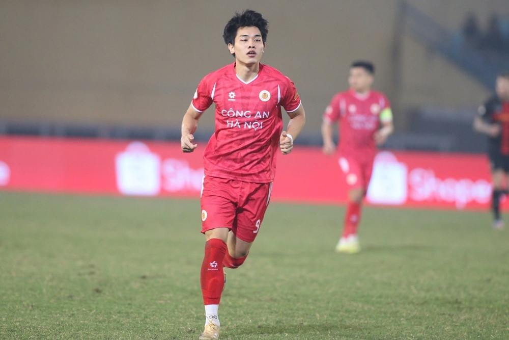 CAHN thắng kịch tính Ninh Bình, chiếm ngôi đầu V-League