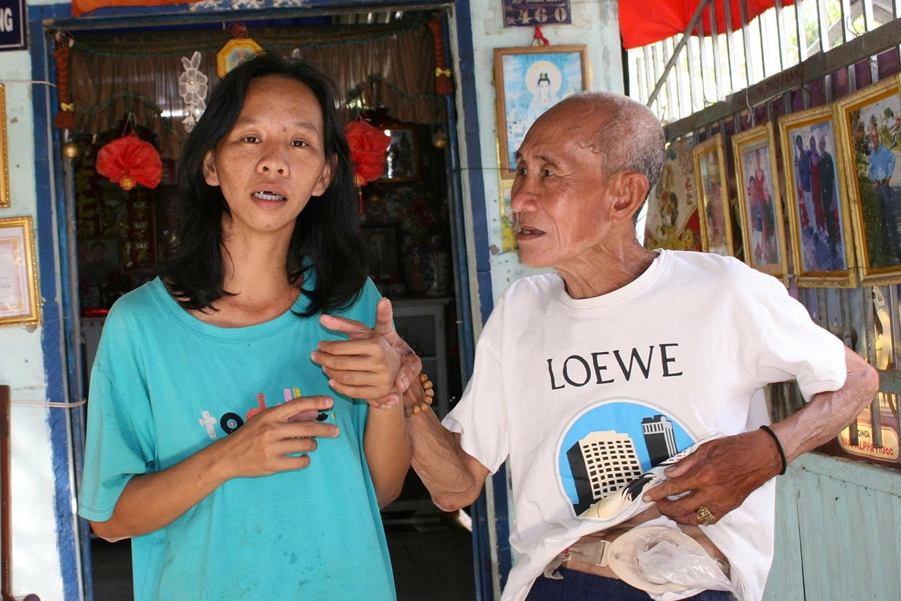 Cha già U80 xin ăn từng ngày để nuôi hai con tâm thần và cháu nhỏ