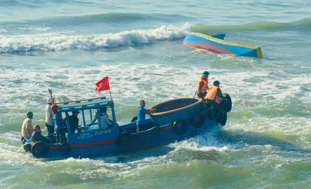 chìm tàu cá ở cửa biển la gi, thuyền trưởng tử vong.jpg