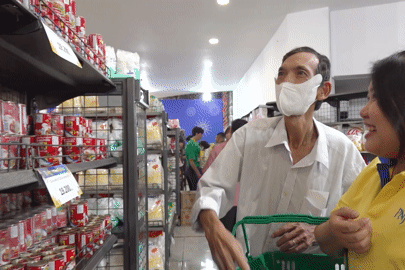 Hàng ngàn người khó khăn phấn khởi vì được đi chợ Tết miễn phí