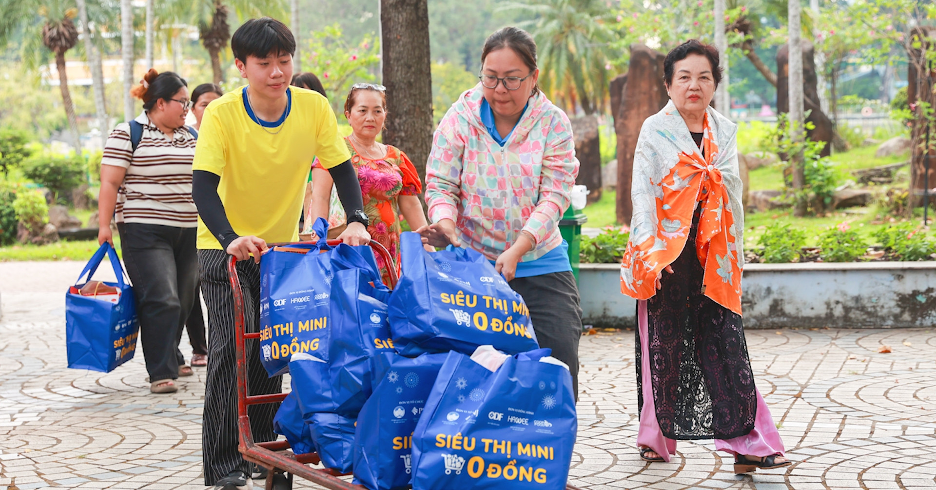 Hàng ngàn người khó khăn, thất nghiệp phấn khởi vì được đi chợ Tết miễn phí
