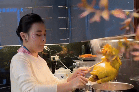 Hình ảnh diễn viên Phương Oanh luộc gà, đồ xôi trong căn bếp triệu view gây sốt