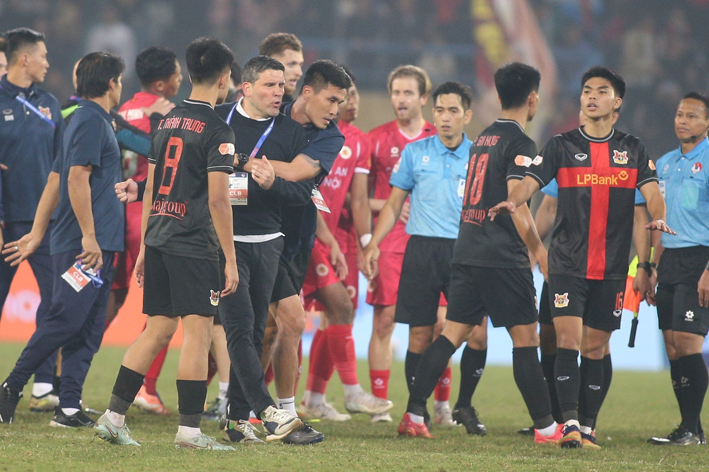 HLV và cầu thủ Ninh Bình 'quây' trọng tài sau trận thua CAHN