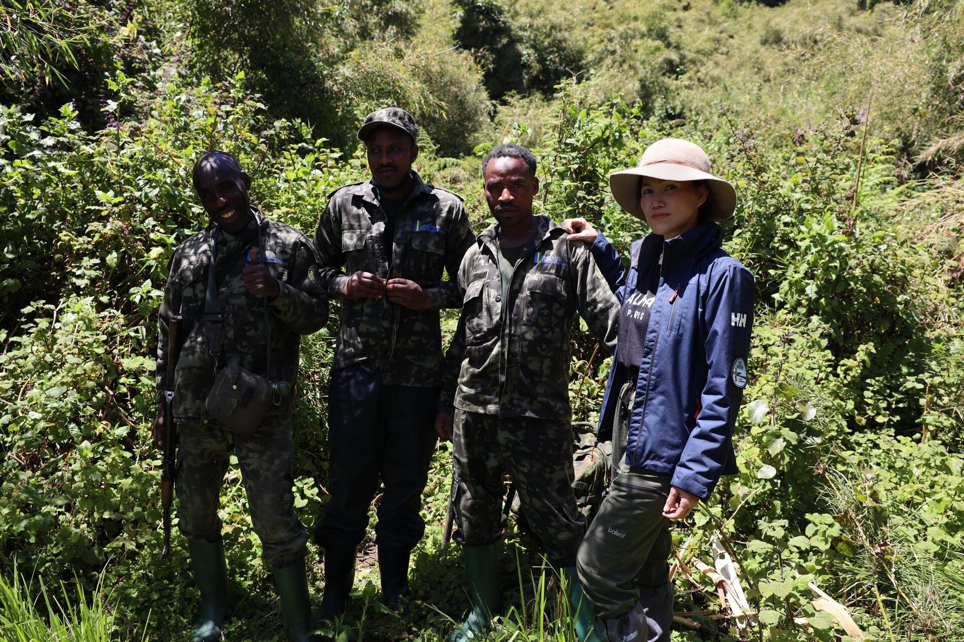 khách việt ngắm quái thú khỉ đột châu phi.jpg