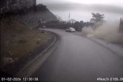 Khoảnh khắc xe tải va chạm ô tô con rồi lật nghiêng trên quốc lộ