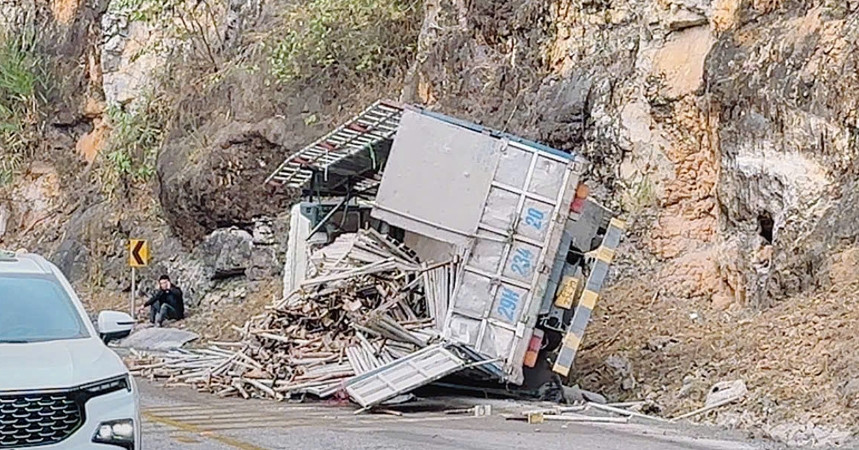 Khoảnh khắc xe tải va chạm ô tô con rồi lật nghiêng trên quốc lộ