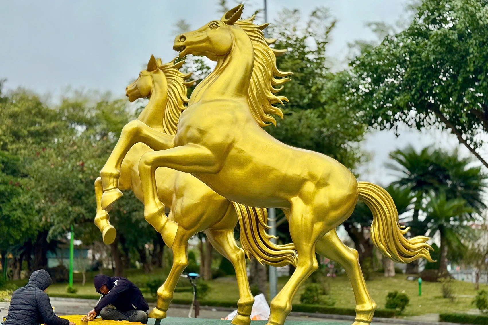Linh vật ngựa mạnh mẽ tung vó tại Lạng Sơn trước thềm tết Bính Ngọ