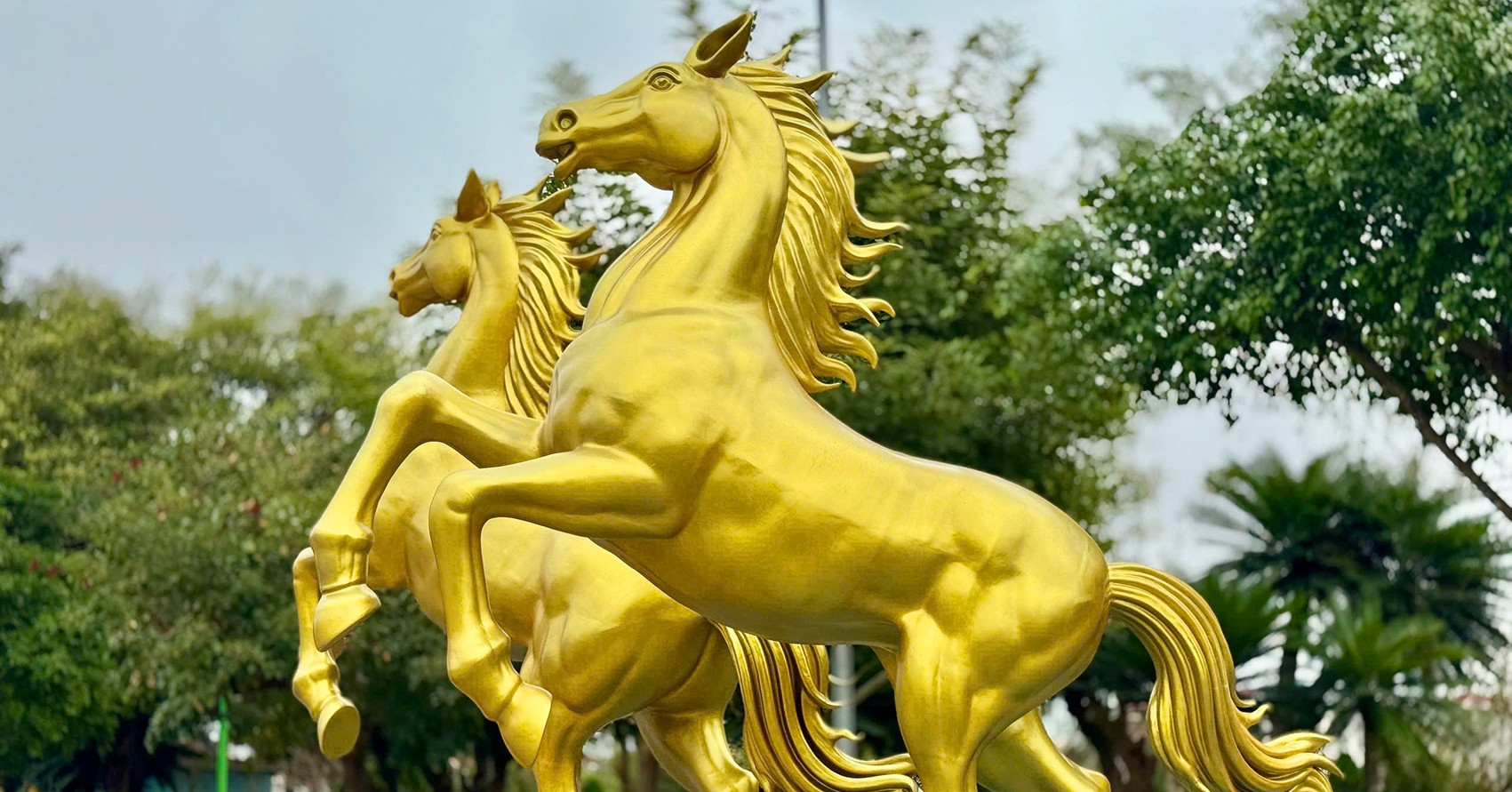 Linh vật ngựa mạnh mẽ tung vó tại Lạng Sơn trước thềm tết Bính Ngọ