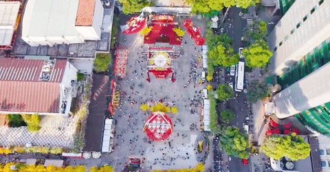 Người dân và du khách thích thú với không gian Tết xưa tại lễ hội Tết Việt