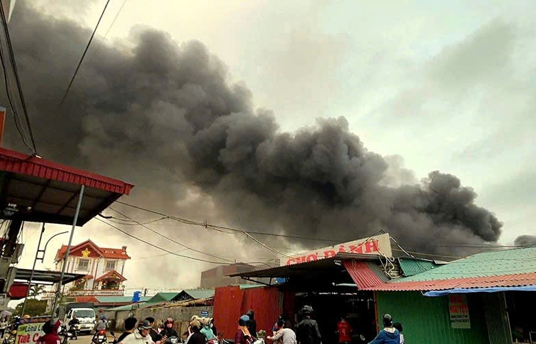 Nhiều ki-ốt tại chợ Dành ở Hưng Yên bị thiêu rụi