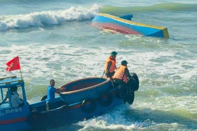 Tàu cá chở 5 người bị sóng đánh chìm ở cửa biển La Gi, thuyền trưởng tử vong