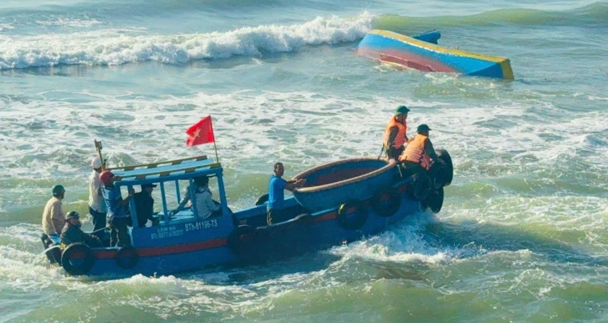 Tàu cá chở 5 người bị sóng đánh chìm ở cửa biển La Gi, thuyền trưởng tử vong