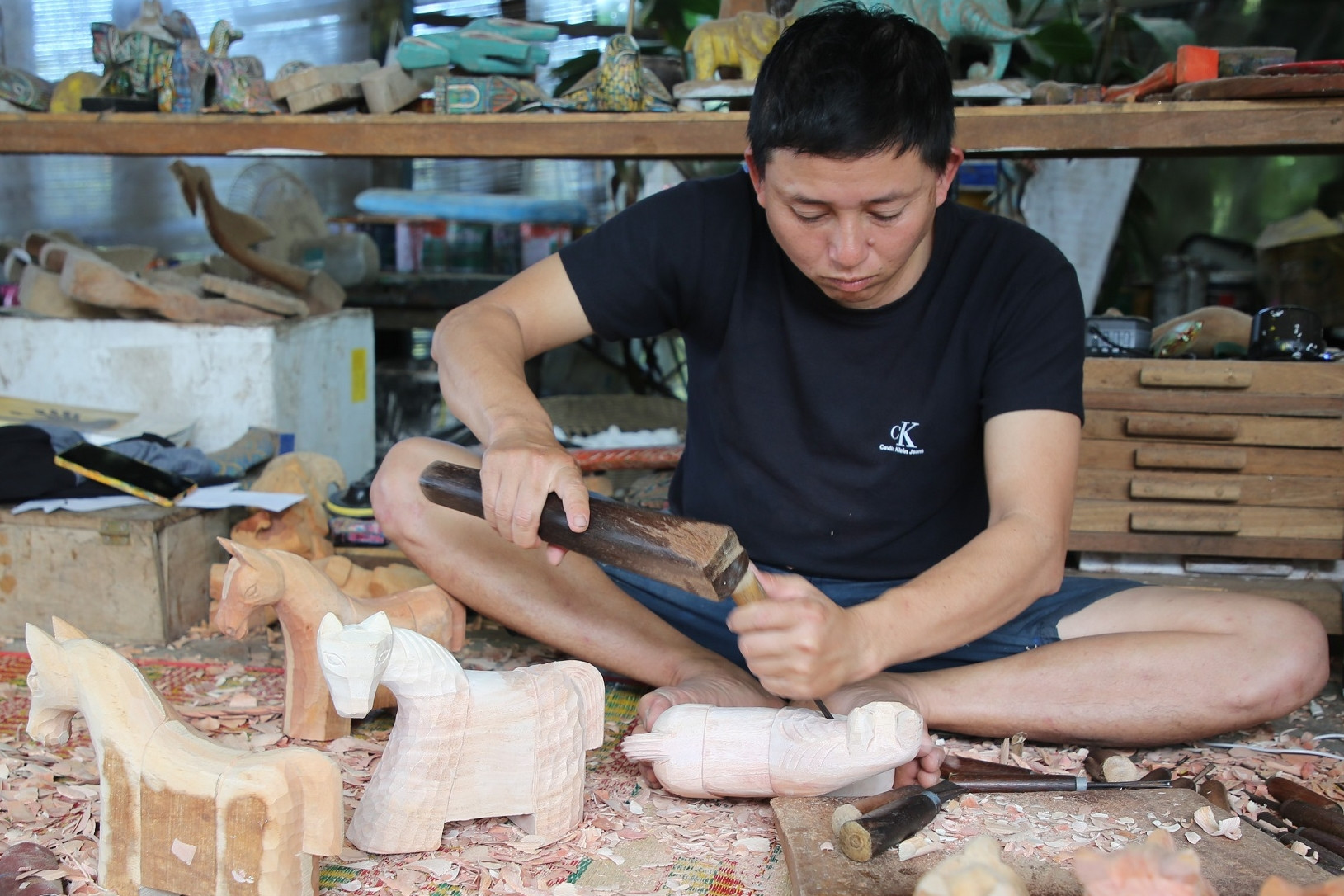 Thợ mộc Hội An 'mỏi tay' tạc tượng ngựa hình thù độc đáo dịp Tết