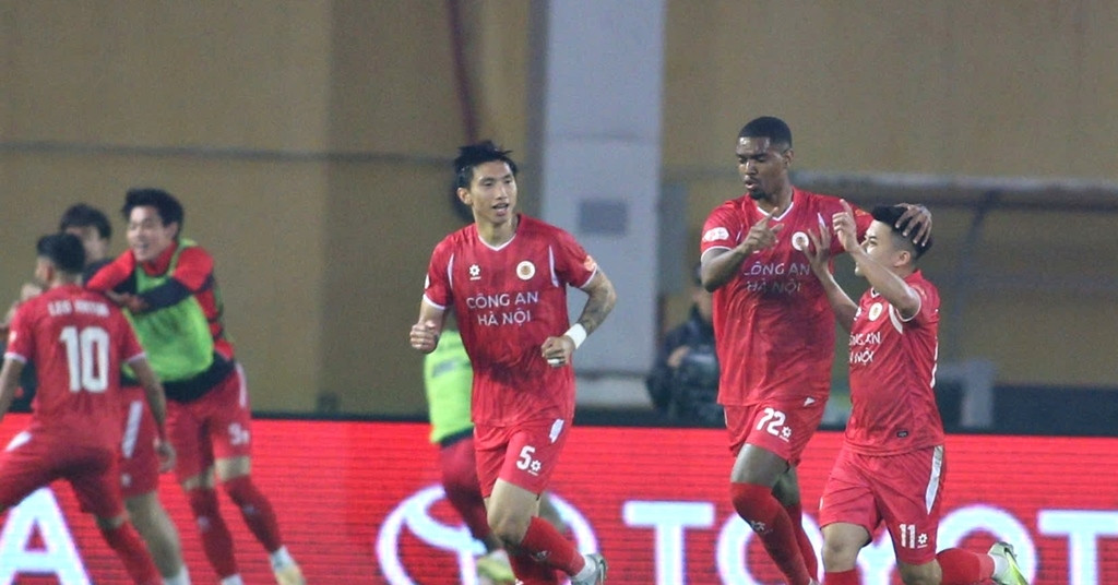 CAHN thắng kịch tính Ninh Bình, chiếm ngôi đầu V-League