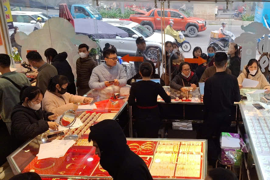 Tuần lao dốc dữ dội của vàng và bạc; tài sản của các tỷ phú Việt giảm nhanh