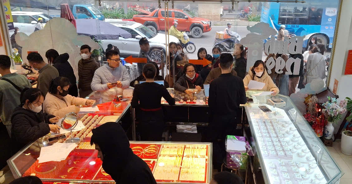 Tuần lao dốc dữ dội của vàng và bạc; tài sản của các tỷ phú Việt giảm nhanh