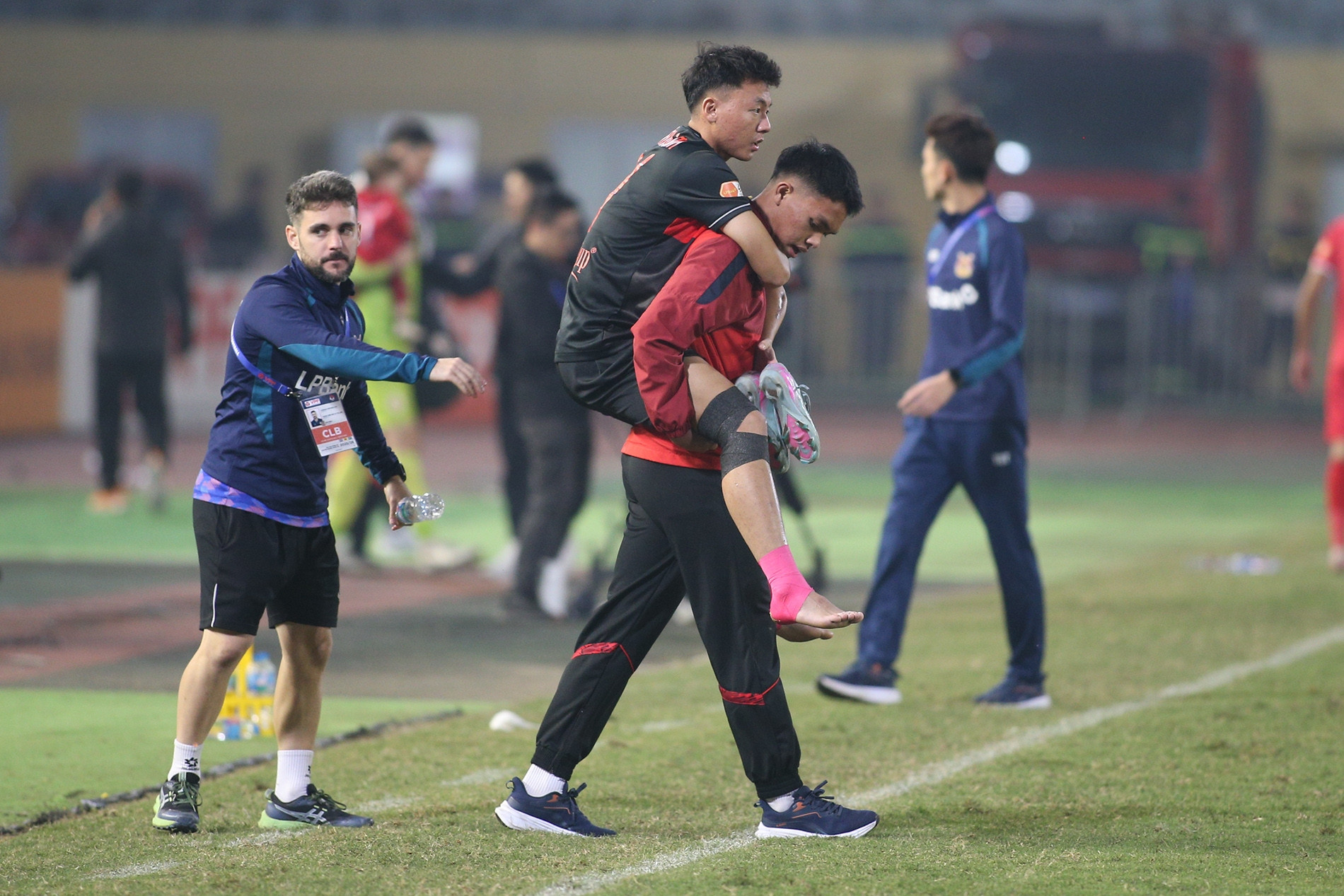 Văn Hậu dính chấn thương ngày trở lại V-League, Thái Sơn báo tin dữ