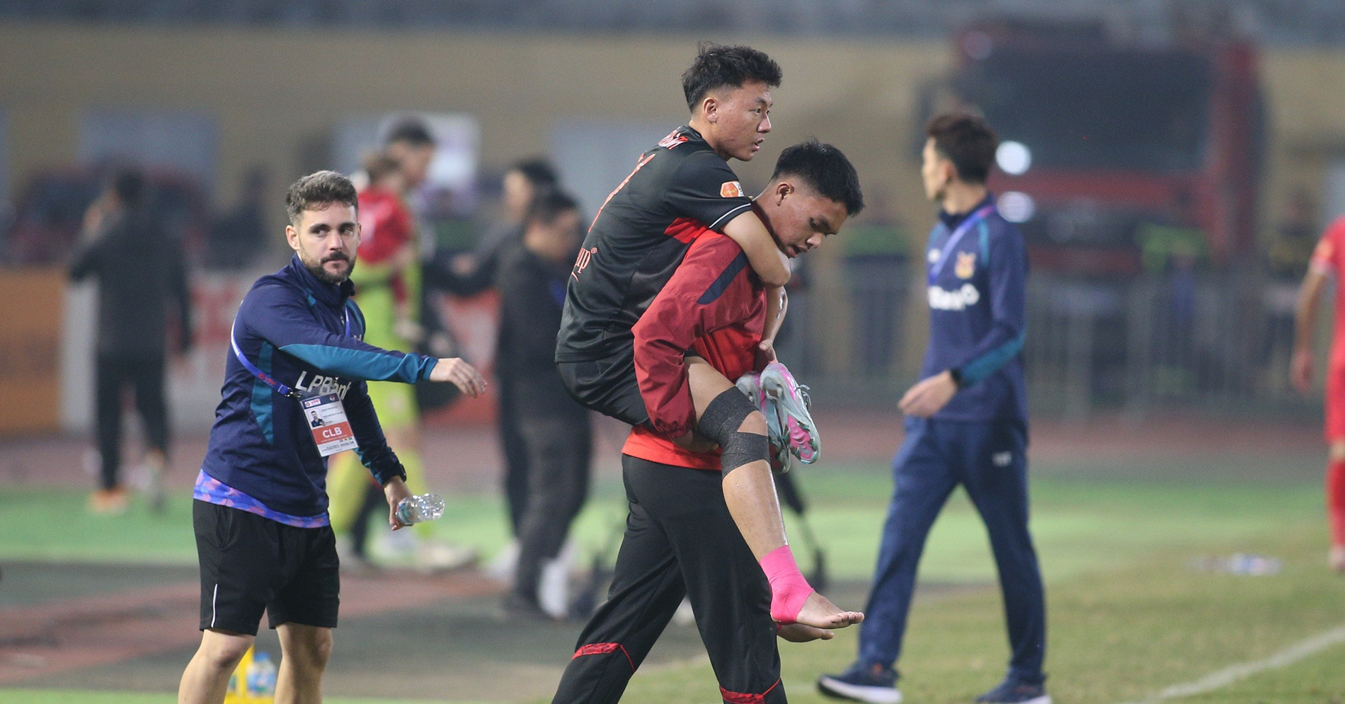 Văn Hậu dính chấn thương ngày trở lại V-League, Thái Sơn báo tin dữ