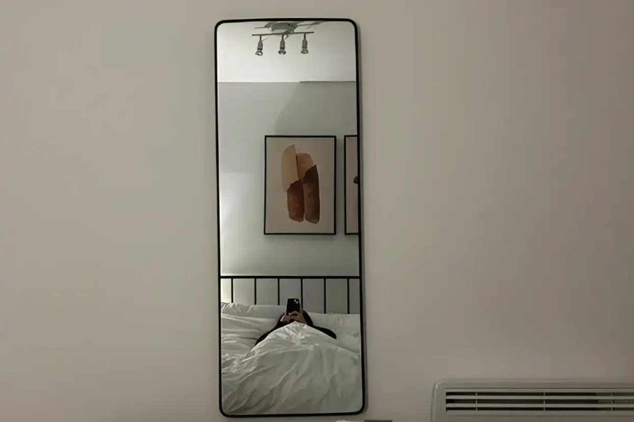 Vì sao không nên đặt gương đối diện giường ngủ?