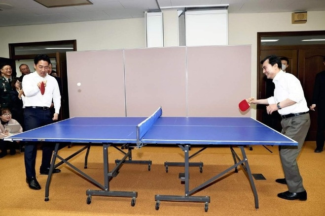 Xem Bộ trưởng Quốc phòng Nhật Bản - Hàn Quốc giao lưu bóng bàn