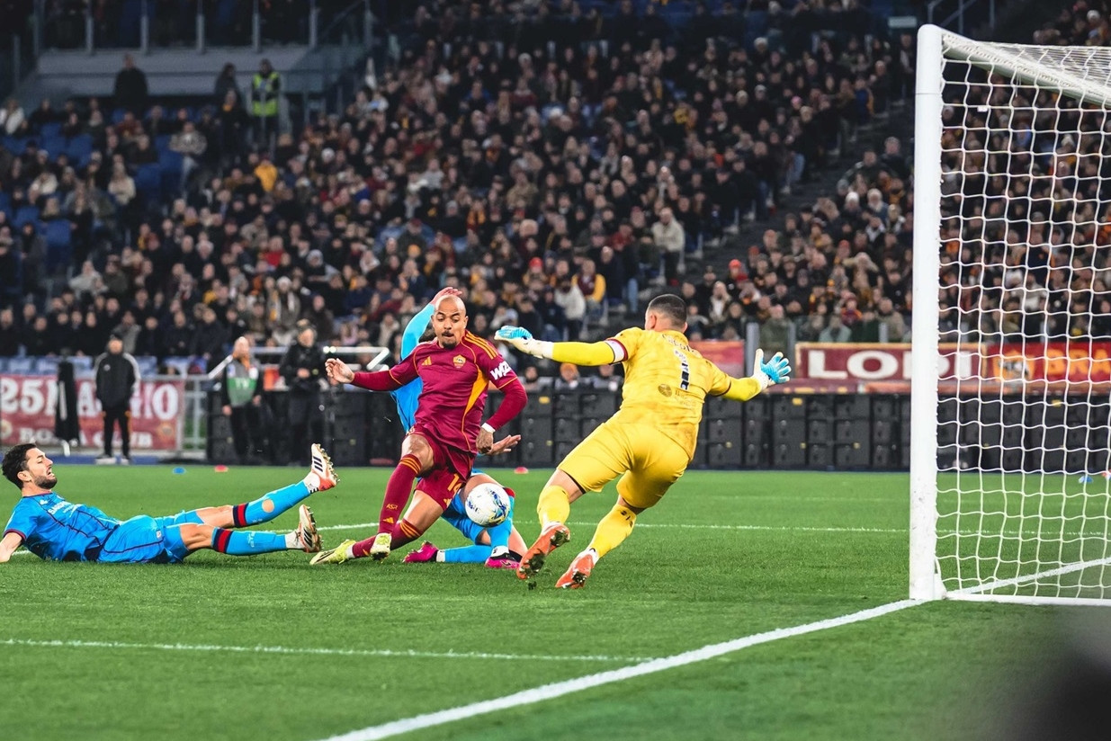 AS Roma hạ Cagliari, tiếp tục đua vé dự Champions League