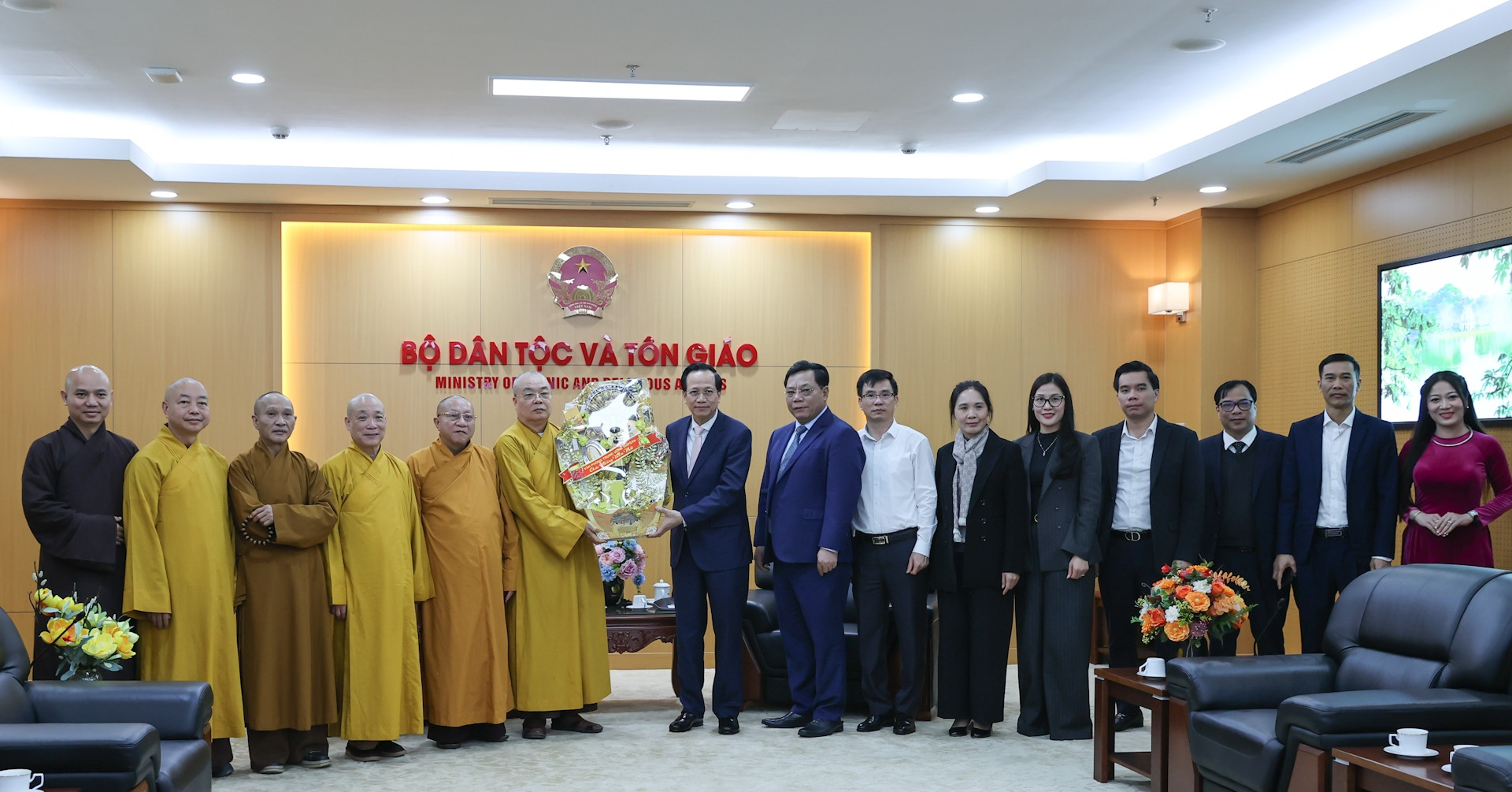 Bộ trưởng Đào Ngọc Dung tiếp đoàn Trung ương Giáo hội Phật giáo Việt Nam