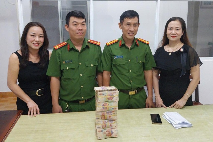 Bỗng dưng nhận gần 1 tỷ đồng vào tài khoản, người phụ nữ lập tức báo công an