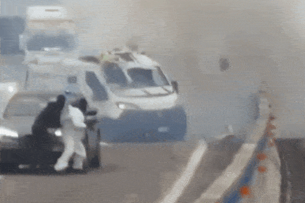 Cận cảnh vụ cướp xe chở tiền táo tợn giữa cao tốc ở Italia