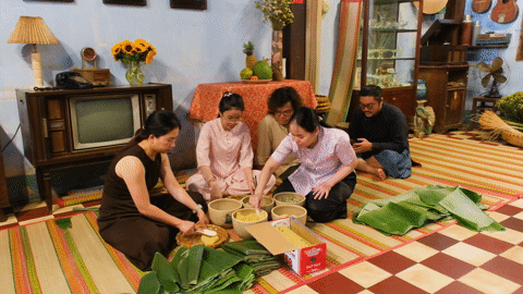 Giới trẻ hào hứng tìm về Tết xưa qua trải nghiệm gói bánh tét cổ truyền