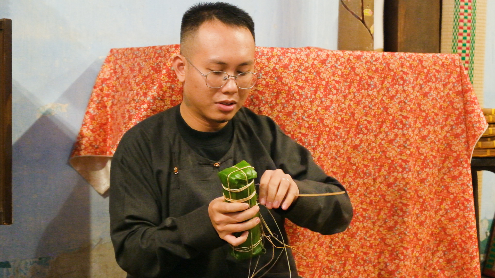 Giới trẻ hào hứng tìm về Tết xưa qua trải nghiệm gói bánh tét cổ truyền