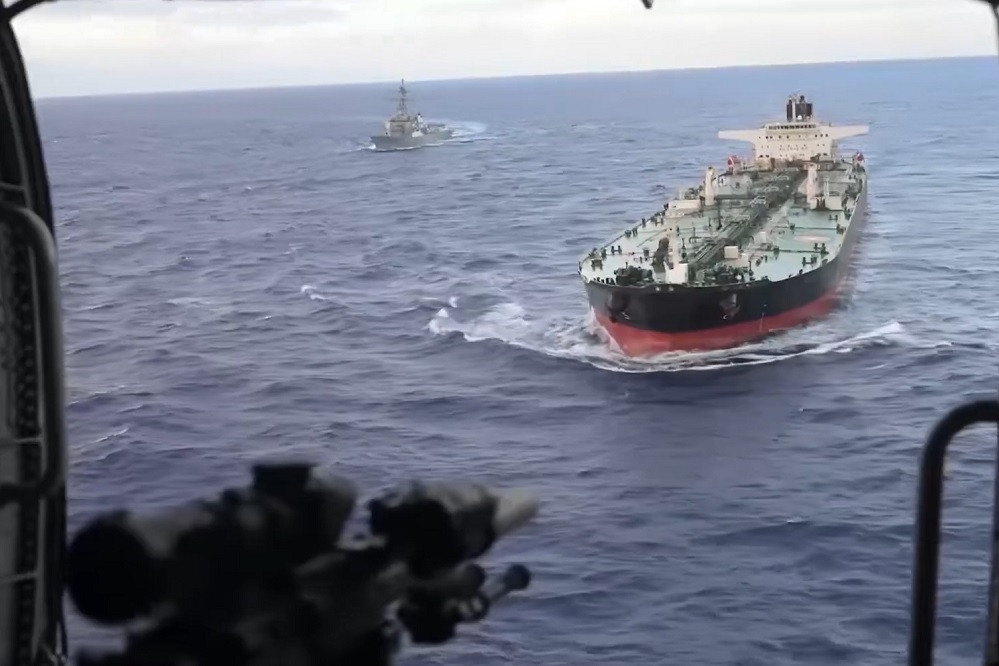 Khoảnh khắc lính Mỹ vây bắt tàu chở dầu ở Ấn Độ Dương