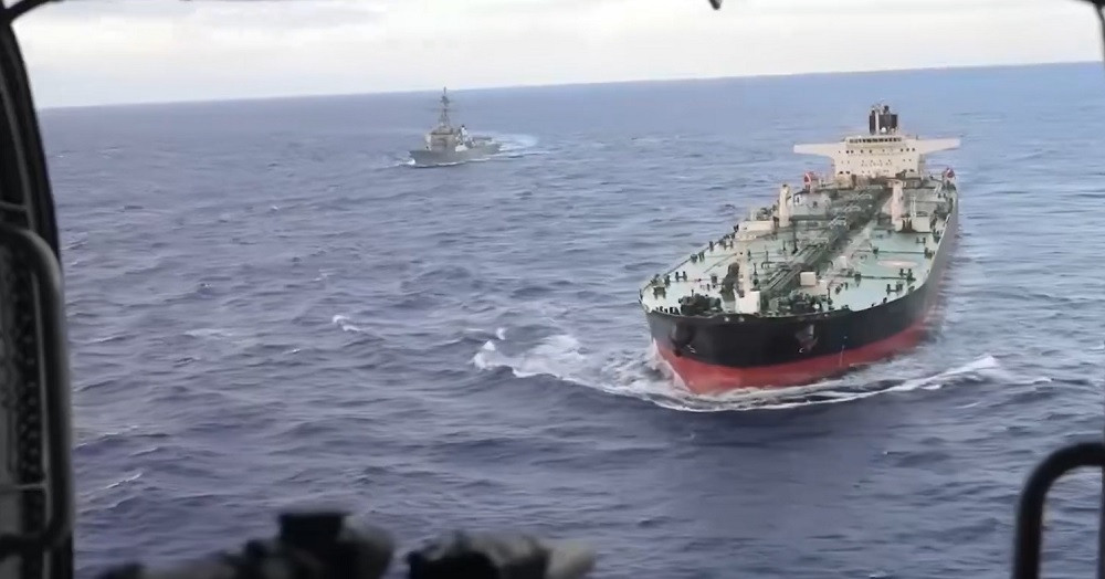 Khoảnh khắc lính Mỹ vây bắt tàu chở dầu ở Ấn Độ Dương