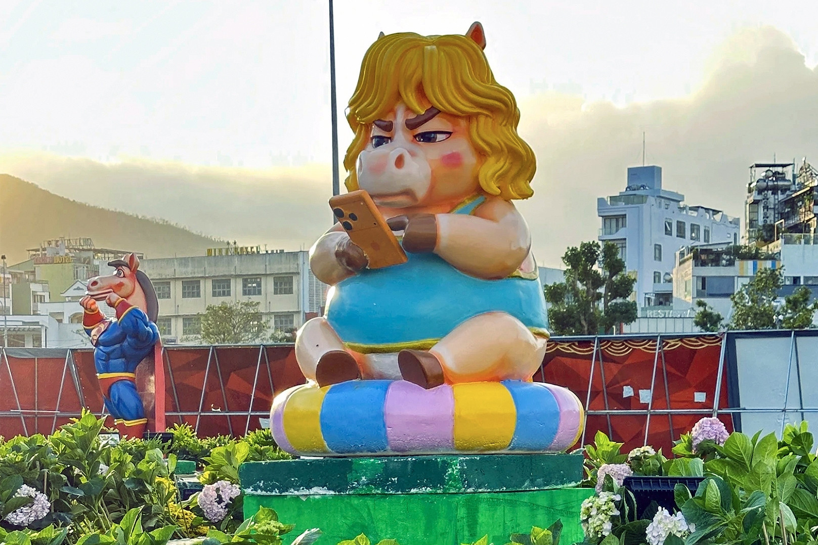 Linh vật ngựa 'lướt' iPhone 17 gây sốt ở Gia Lai