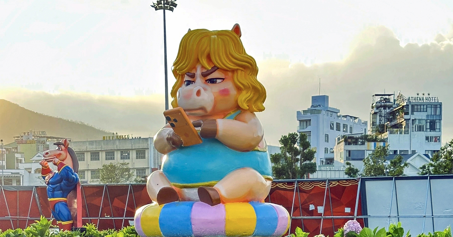 Linh vật ngựa &amp;apos;lướt&amp;apos; iPhone 17 gây sốt ở Gia Lai