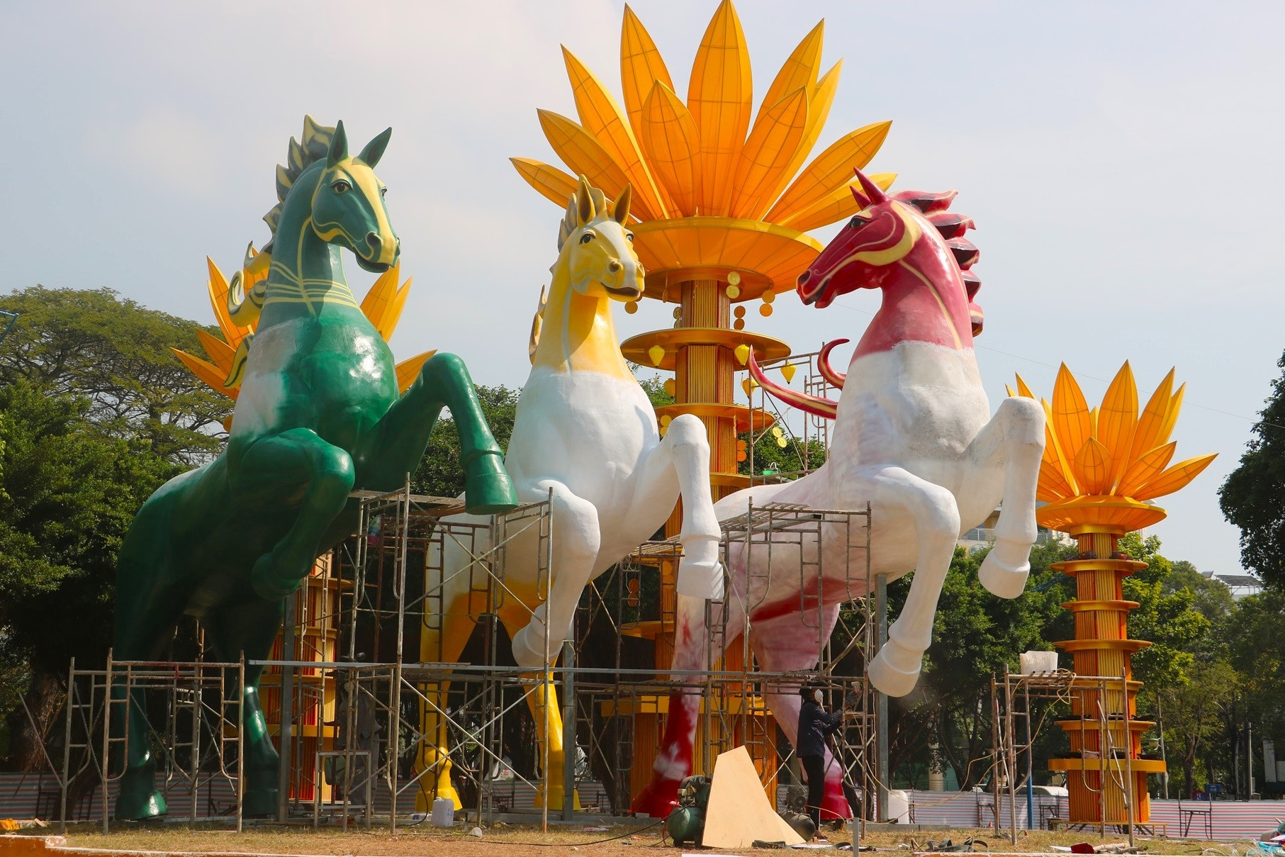 Lộ diện cụm linh vật ngựa khổng lồ 'phi nước đại' ra biển đón Tết 2026