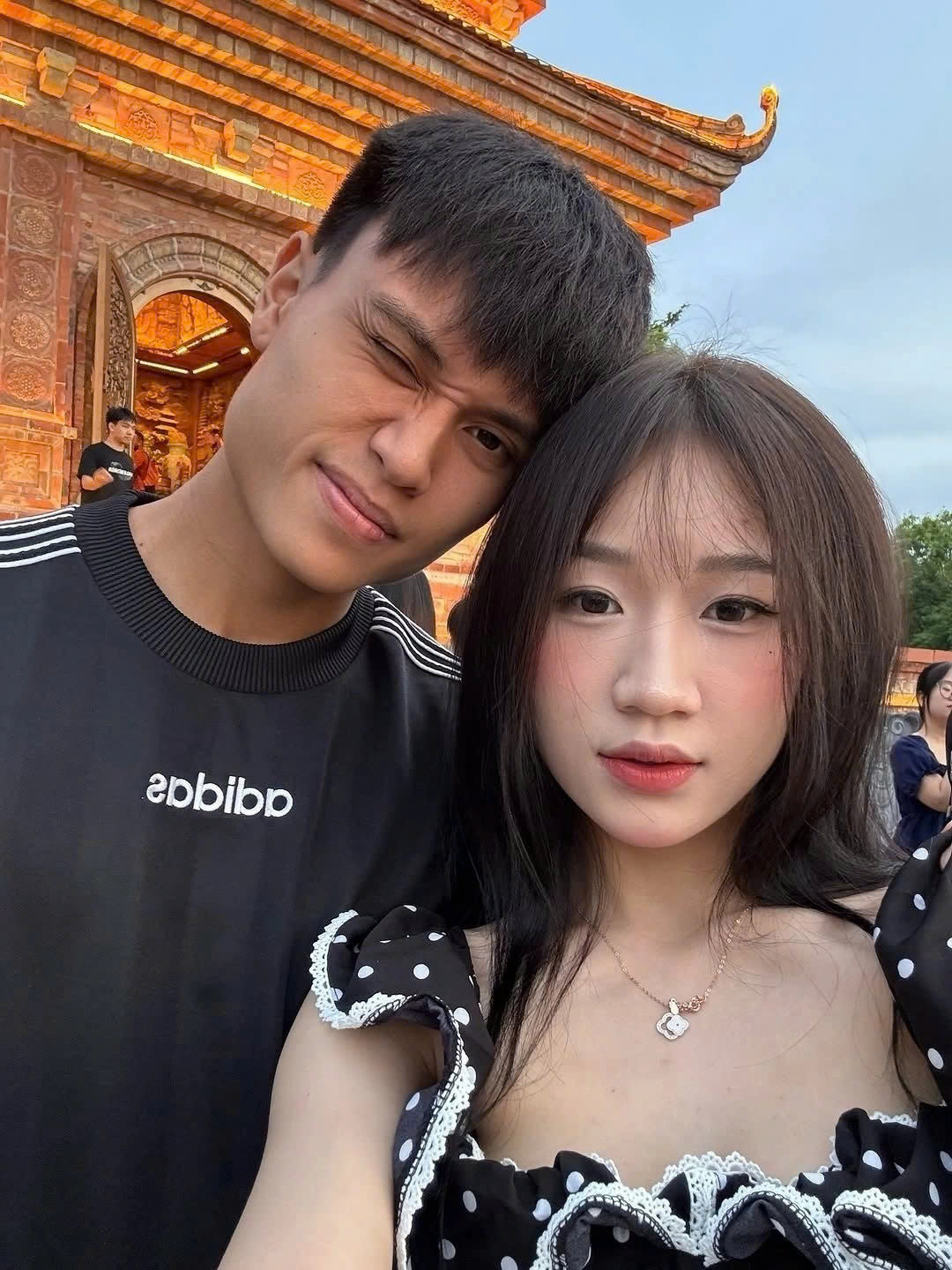 Nửa kia xinh đẹp của các cầu thủ U23 Việt Nam minh phuc ban gai 2.jpg