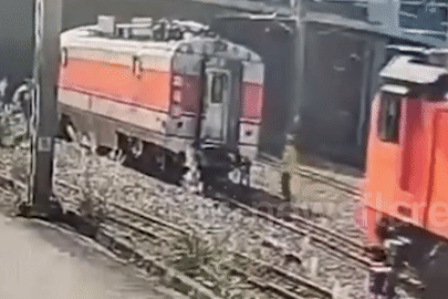 Nam công nhân thoát nạn thần kỳ khi bị kẹp chặt giữa hai toa tàu