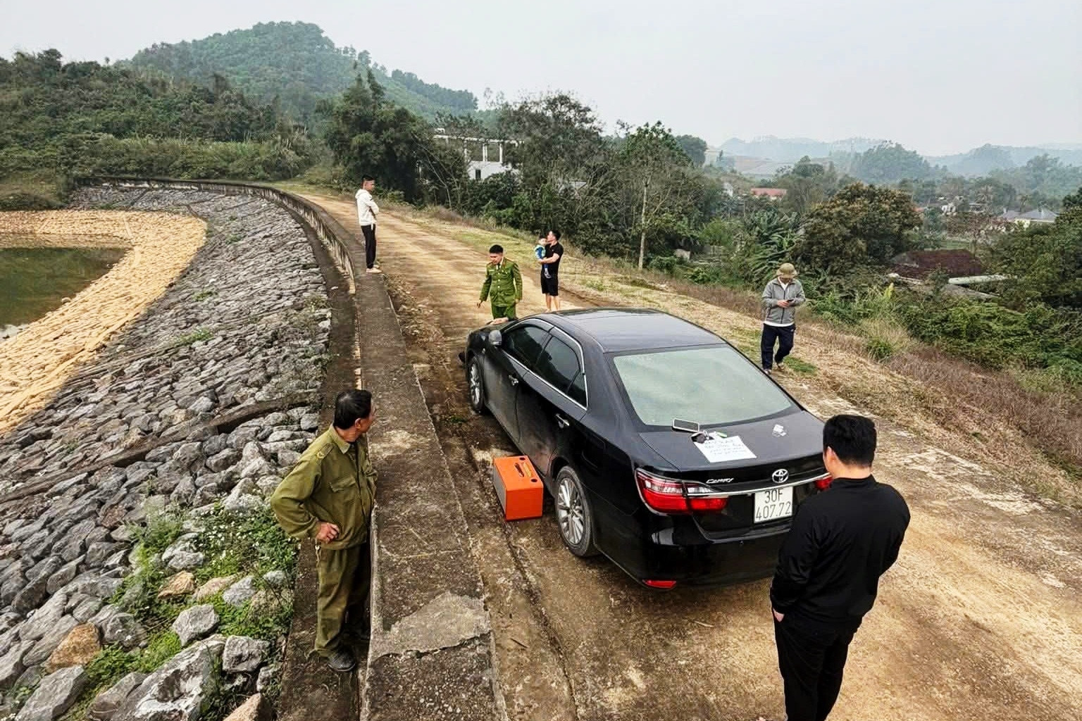 Người đàn ông Ninh Bình để ô tô cùng tờ giấy ‘tuyệt mệnh’ trên bờ hồ