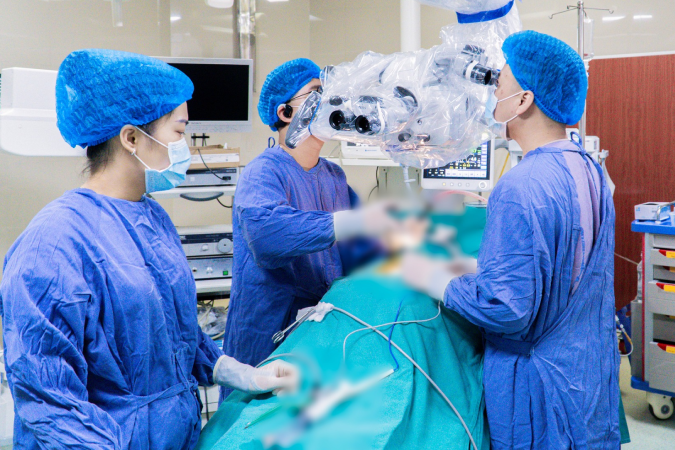 Người nhà bệnh nhân đòi chuyển viện vì bác sĩ mổ ‘không phải giáo sư’