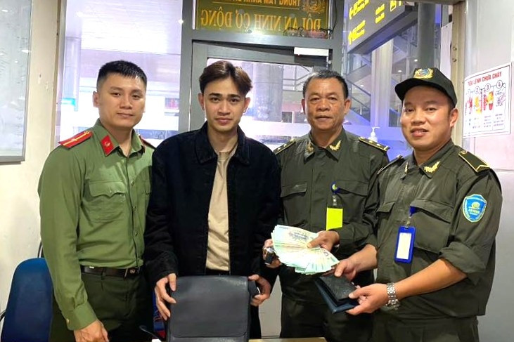 Nhặt được túi xách đầy tiền và đồng hồ hàng hiệu ở sân bay Đà Nẵng