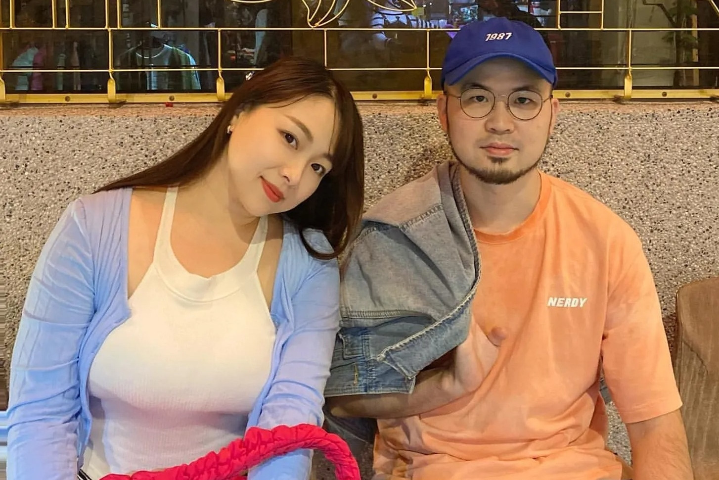 Nữ MC 33 tuổi bị chồng tố ngoại tình, đệ đơn ly hôn