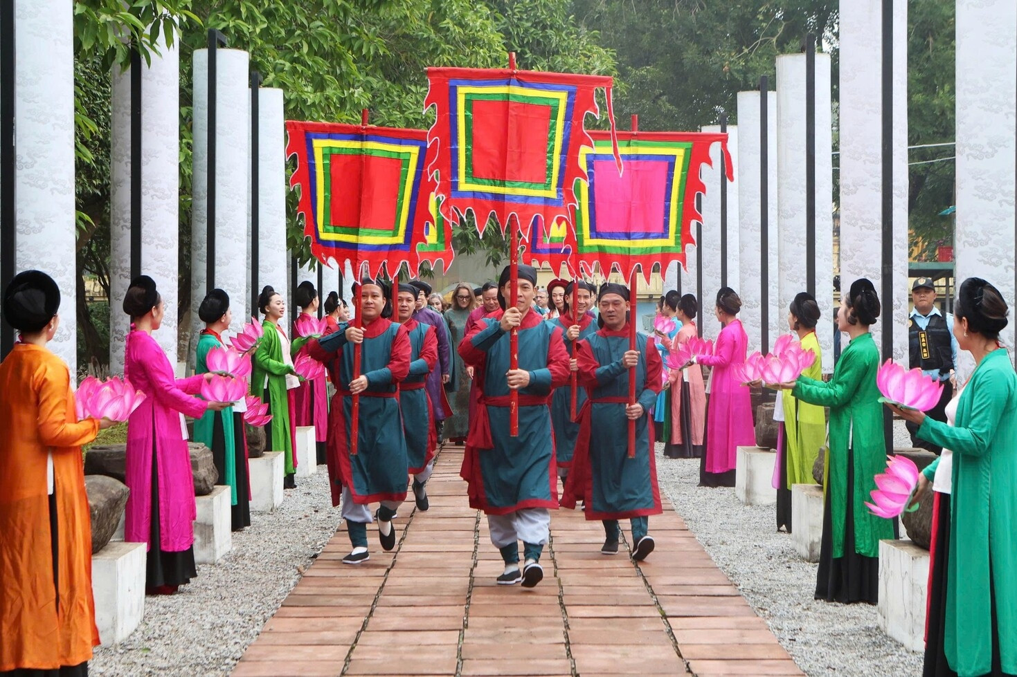 Tái hiện nghi thức cung đình 'Tống cựu nghinh tân' tại Hoàng thành Thăng Long