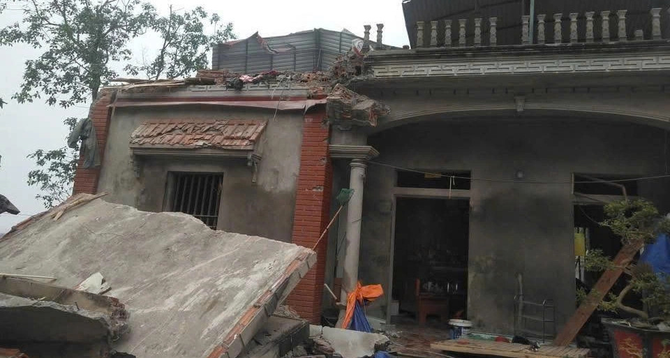 Tầng 2 ngôi nhà đổ sập sau tiếng nổ lớn, một người tử vong tại chỗ