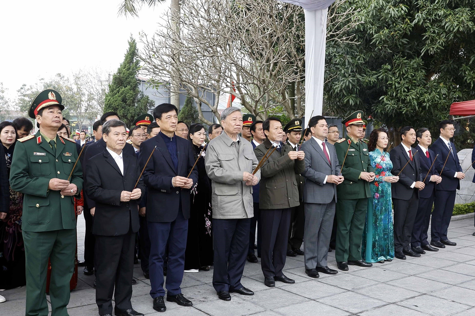 Tổng Bí thư Tô Lâm dâng hương tưởng niệm các lãnh đạo tiền bối