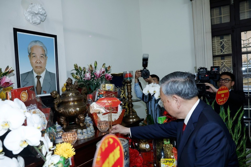 Tổng Bí thư Tô Lâm thắp hương tưởng nhớ các đồng chí lãnh đạo Đảng, Nhà nước